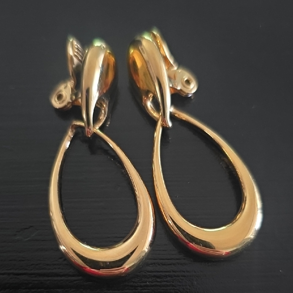 Elegant Gold Tone Teardrop Clip On Earrings